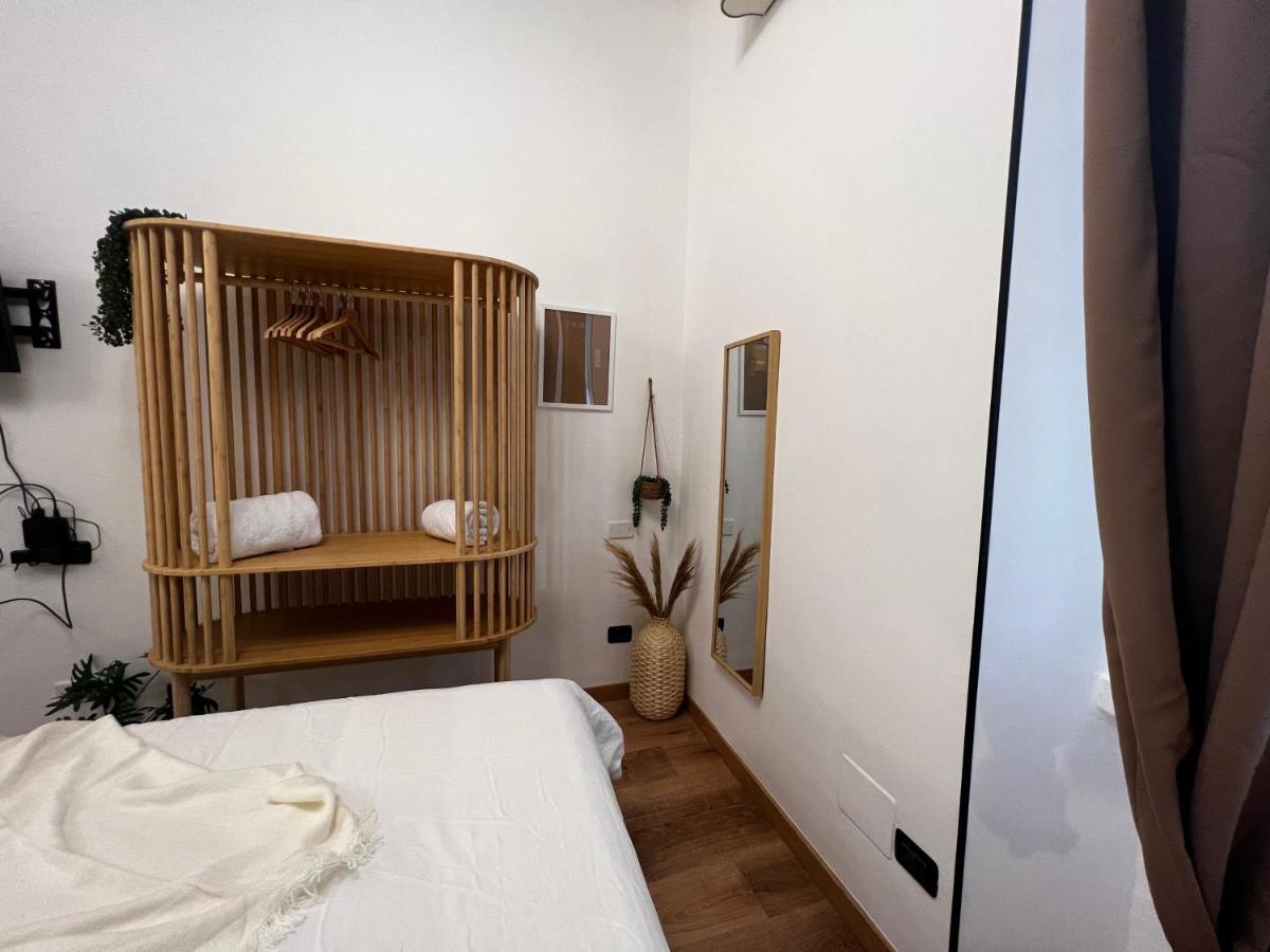 Regina Milano Ai Navigli - Sky Tv, Wifi And Breakfast Box Lägenhet Exteriör bild
